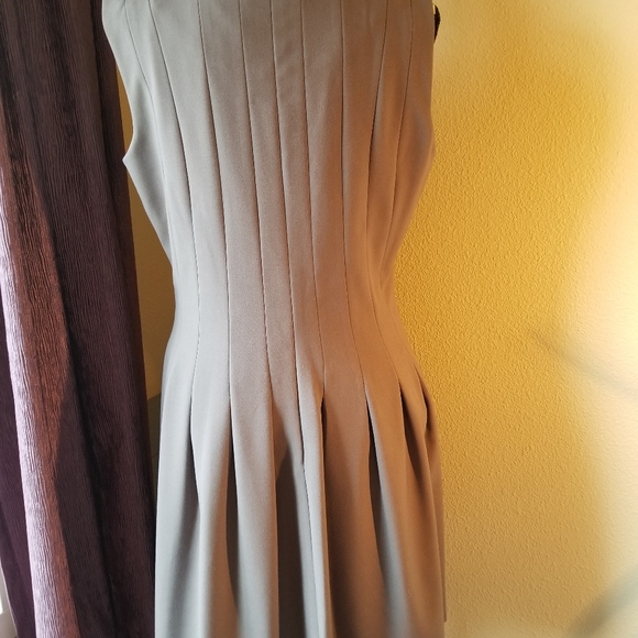 ⏳Timeless pleated dress -Never worn - Picture 4 of 7